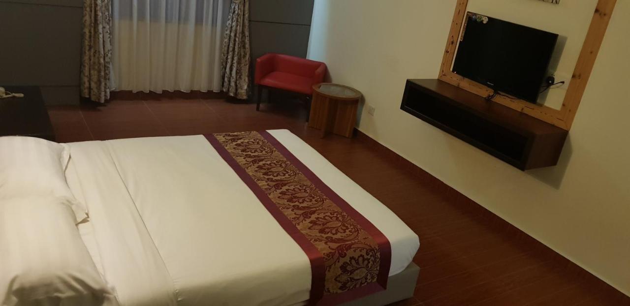 Capital O 89938 Herald Hotel Malacca Buitenkant foto